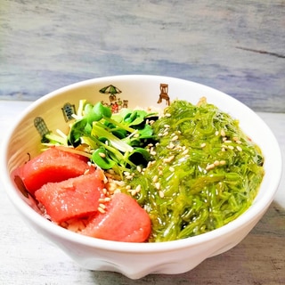 ネバネバが美味しい♡明太子とめかぶのオートミール丼